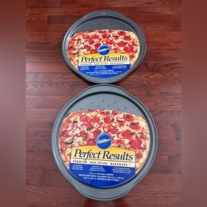 Set of 2 Wilton Perfect Results Pizza Pans 🍕 (14 1/4 x 5/8 inches)